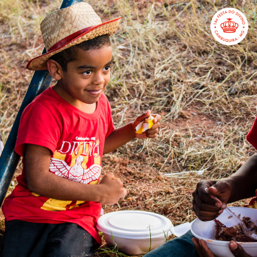 menino-almocando-bodo-stop-forum-festa-do-divino-cambuquira-2018.png